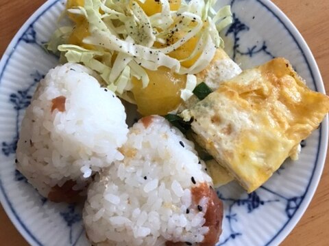 梅干し天かすおむすびとニラ卵焼きの朝ごはん